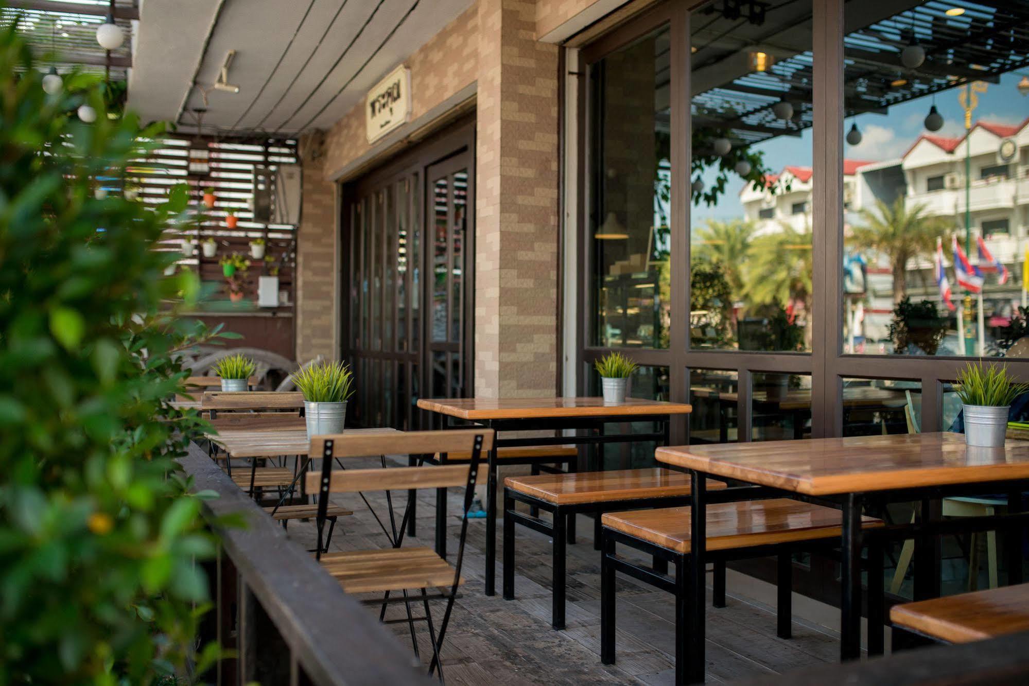 Отель Pine Cafe'&Bed Аюттхая Экстерьер фото
